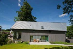 Photo: Gravity-Defying SIPs Architecture Featured in Homes & Interiors Magazine